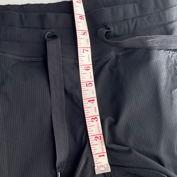 Lululemon (8) capris, in black, with soft waist and 6 pockets! - Picture 5 of 6